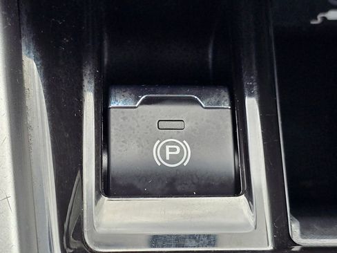 Used 2023 Subaru Outback Premium AWD/4WD image 30