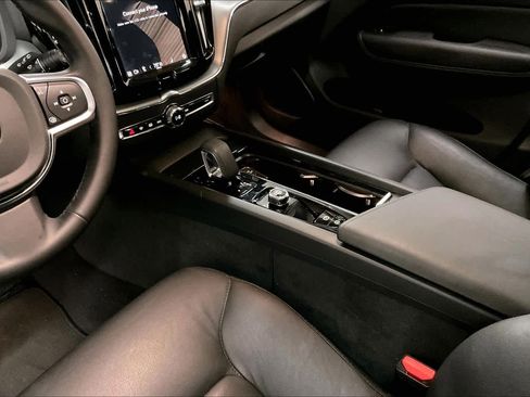 Used 2025 Volvo XC60 B5 Core w/ Protection Package Premier image 19