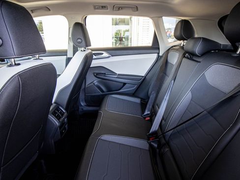 Certified 2025 Volkswagen Taos SE w/ Panoramic Sunroof Package FWD image 24