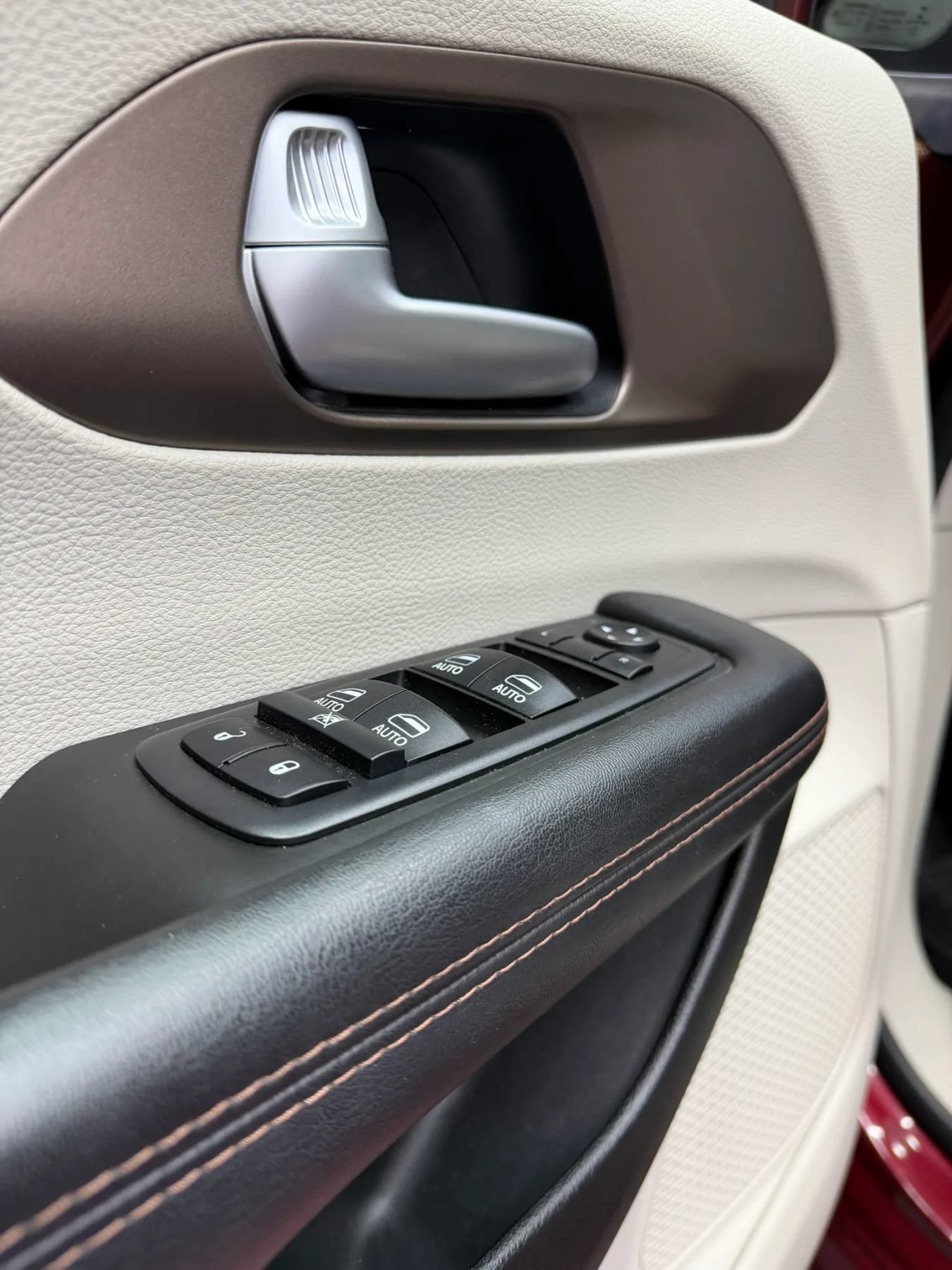 Used 2018 Chrysler Pacifica Touring-L Plus w/ Advanced Safetytec Group FWD image 10