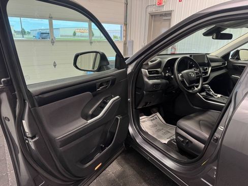 Used 2023 Toyota Highlander LE FWD image 9