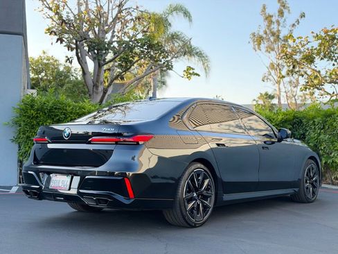 Used 2025 BMW 760i xDrive w/ Premium Package image 13