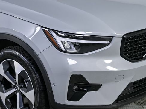 Certified 2025 Volvo XC40 B5 Plus image 38