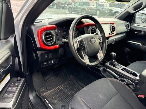 Used 2020 Toyota Tacoma TRD Off-Road AWD/4WD image 7