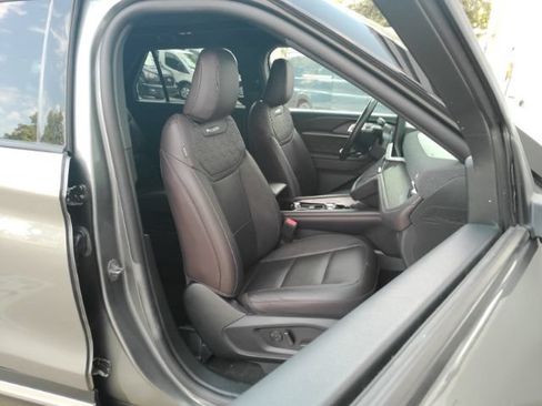 Used 2025 Ford Explorer Platinum w/ LUX Leather Package AWD/4WD image 25