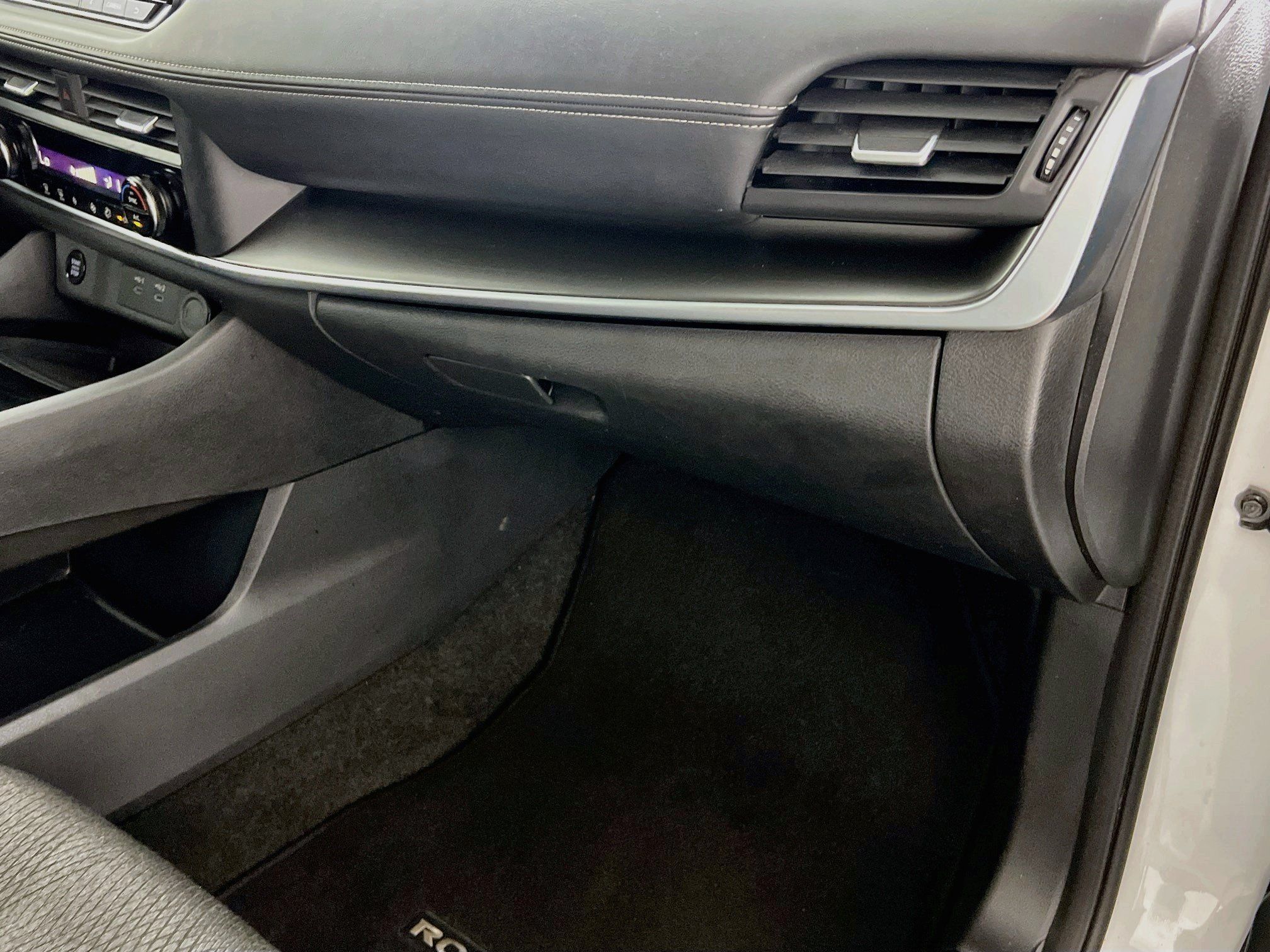 Used 2025 Nissan Rogue SV FWD image 38