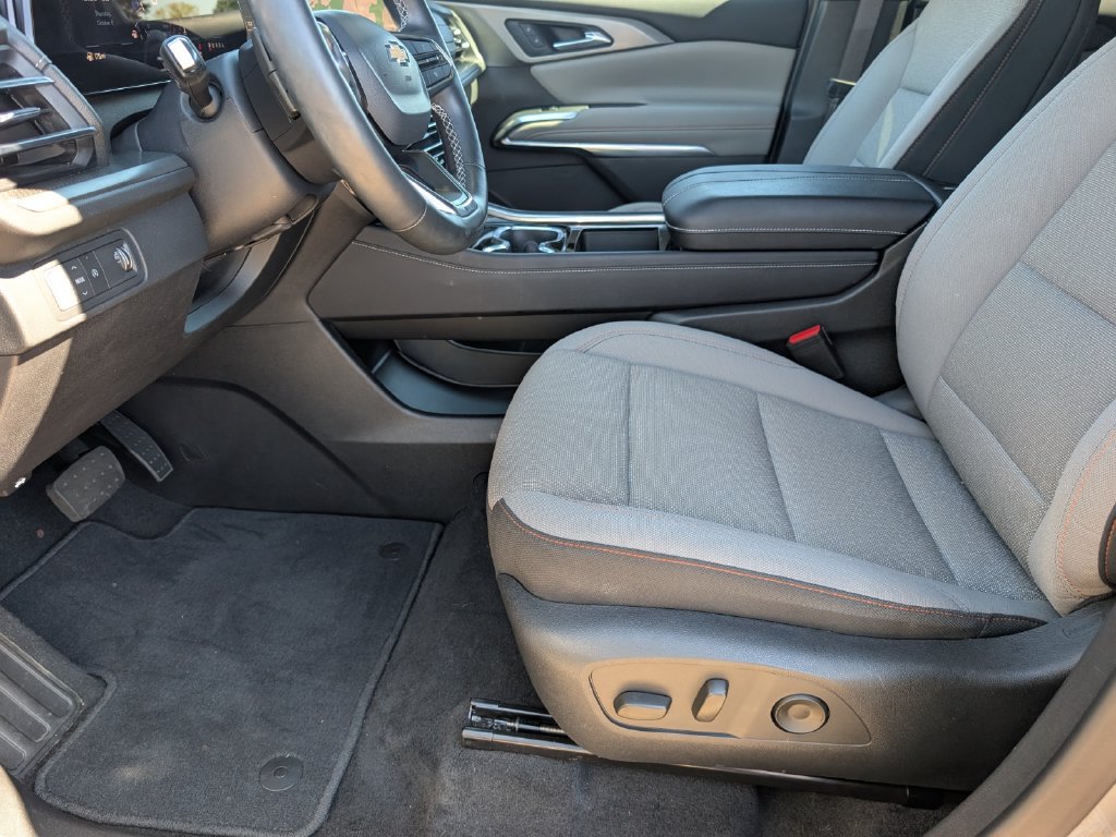 Used 2025 Chevrolet Traverse LT FWD image 12