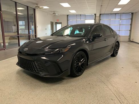 Used 2025 Toyota Camry SE FWD image 3