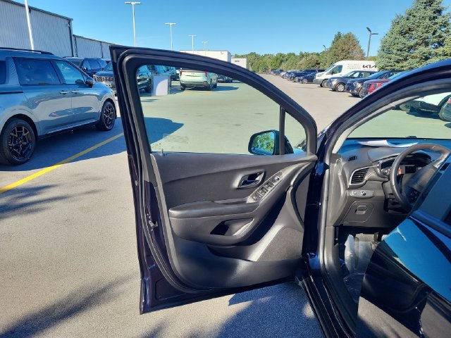 Used 2022 Chevrolet Trax LT w/ LT Convenience Package FWD image 12