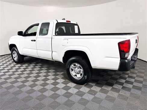 Certified 2018 Toyota Tacoma SR image 18