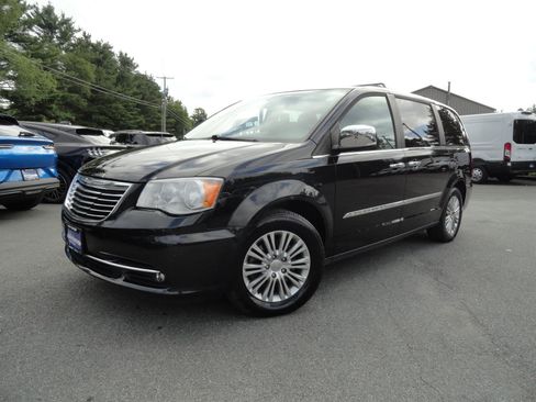 Used 2016 Chrysler Town & Country Touring-L w/ Driver Convenience Group FWD image 1