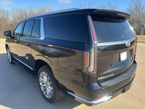 Used 2023 Cadillac Escalade ESV Premium Luxury image 3