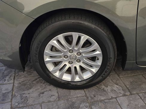 Used 2014 Toyota Sienna XLE image 9