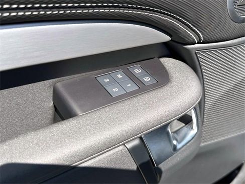 New 2025 Land Rover Discovery Dynamic SE image 16