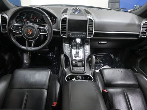 Used 2018 Porsche Cayenne Platinum Edition w/ Premium Package image 11