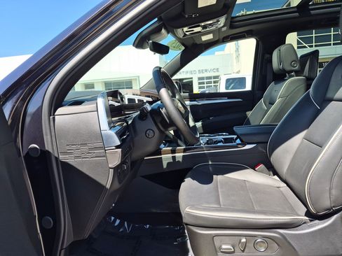 Used 2025 Cadillac Escalade Premium Luxury AWD/4WD image 22
