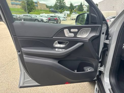 New 2026 Mercedes-Benz GLS 580 4MATIC image 9