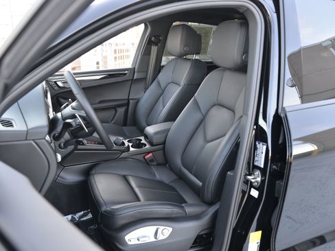 Certified 2025 Porsche Macan image 13