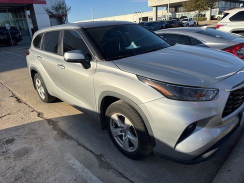 Used 2023 Toyota Highlander LE image 3