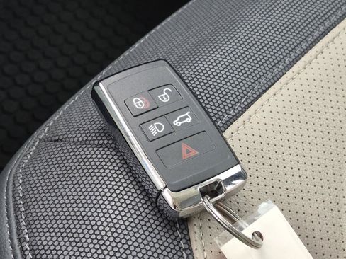 Used 2024 Land Rover Defender 110 X-Dynamic SE AWD/4WD image 36