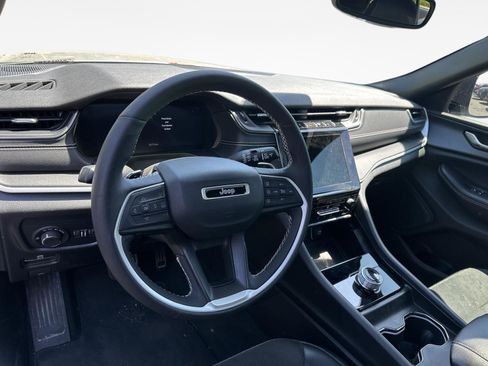 Used 2024 Jeep Grand Cherokee Altitude image 10