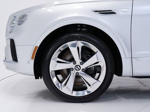 New 2025 Bentley Bentayga V8 image 43