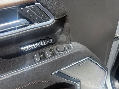 Used 2025 Chevrolet Silverado 1500 High Country w/ High Country Premium Package AWD/4WD image 8