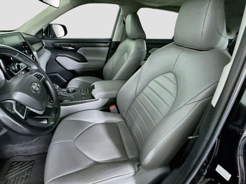 Used 2022 Toyota Highlander XLE FWD image 13