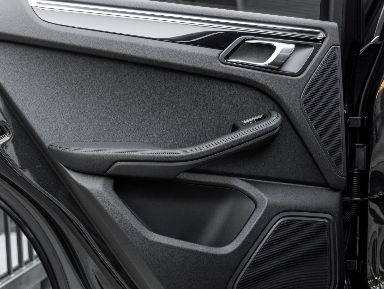 Certified 2026 Porsche Macan AWD/4WD image 32
