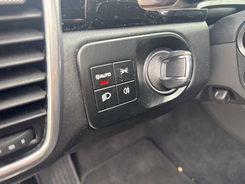 Used 2023 Porsche Cayenne S Platinum image 23