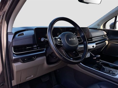 Used 2025 Kia Carnival FWD image 10