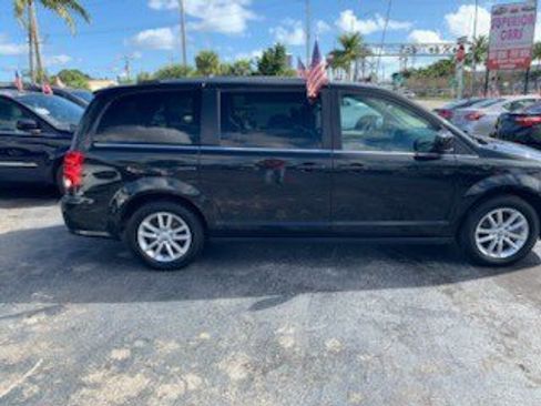 Used 2019 Dodge Grand Caravan SXT image 2
