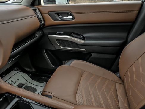 Used 2024 Nissan Pathfinder Platinum w/ Cargo Package image 26