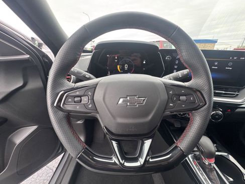 Used 2025 Chevrolet Trax RS w/ Sunroof Package FWD image 18