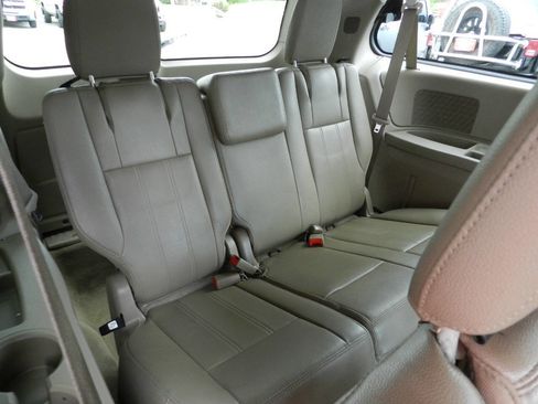 Used 2014 Chrysler Town & Country Touring image 14