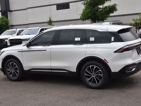 New 2026 Lincoln Nautilus Premier image 17