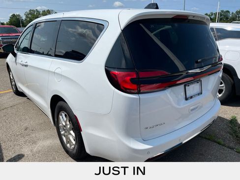 Used 2024 Chrysler Pacifica Touring-L FWD image 9