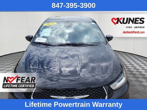 Used 2025 Chrysler Pacifica Select FWD image 3