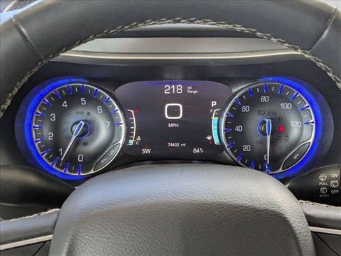Used 2022 Chrysler Pacifica Touring-L FWD image 10