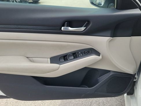 Used 2025 Nissan Altima 2.5 SV FWD image 17