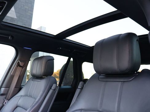 Used 2020 Land Rover Range Rover HSE image 11