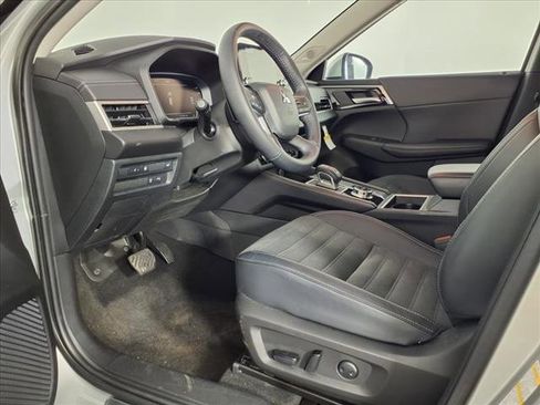 Used 2024 Mitsubishi Outlander SE image 10