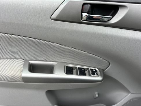 Used 2010 Subaru Forester 2.5X Premium image 11
