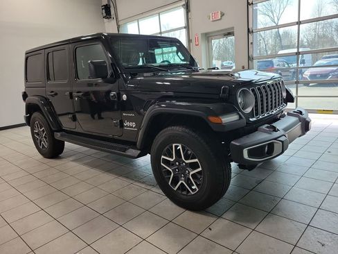 Used 2024 Jeep Wrangler Sahara image 5