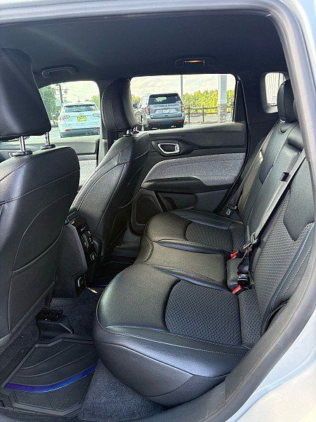 Used 2025 Jeep Compass Latitude AWD/4WD image 15