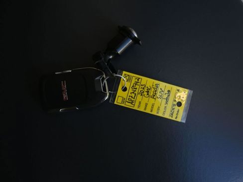 Used 2023 GMC Acadia SLE image 24