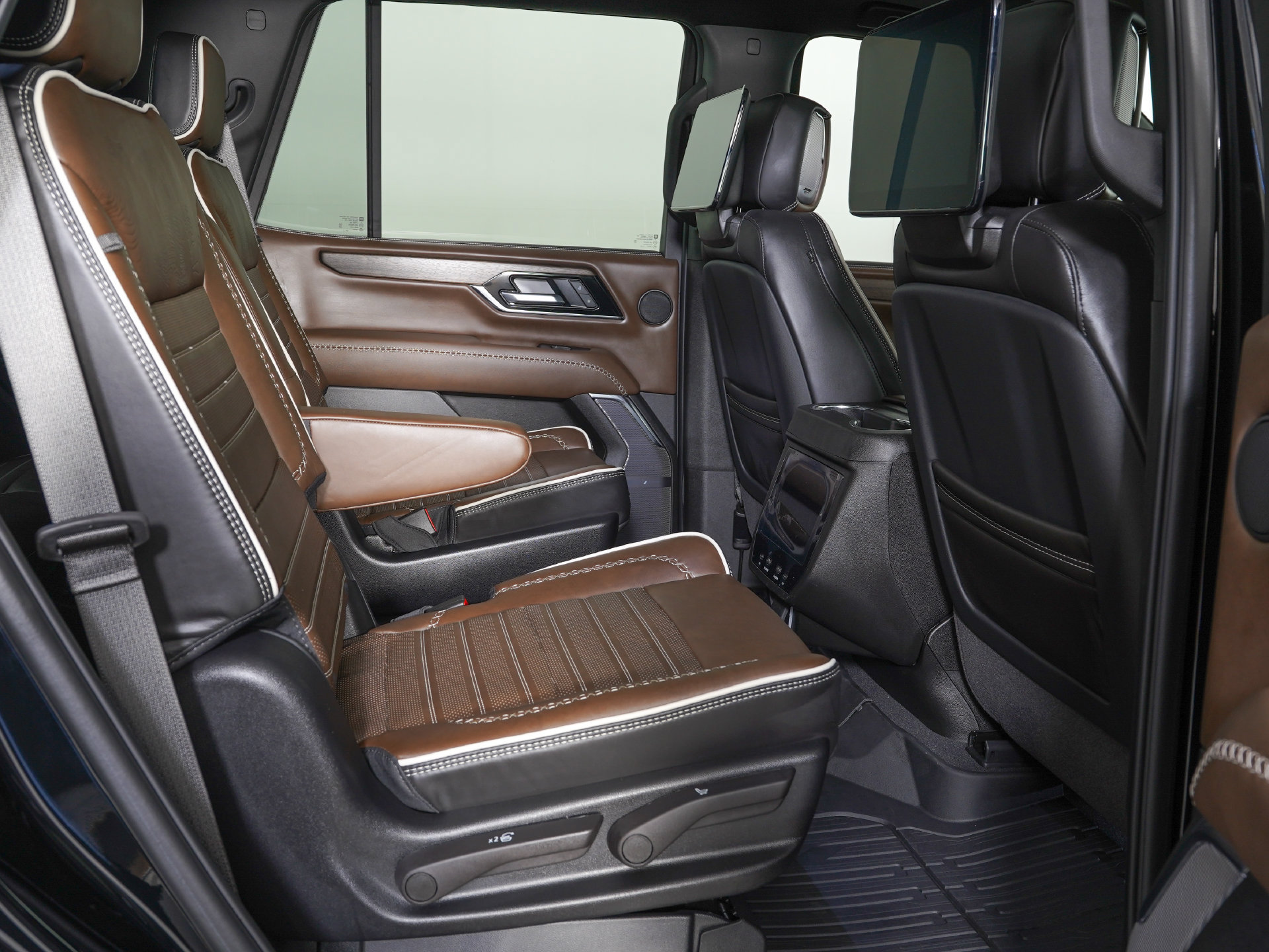 Used 2026 GMC Yukon Denali Ultimate w/ LPO, Floor Liner Package AWD/4WD image 11