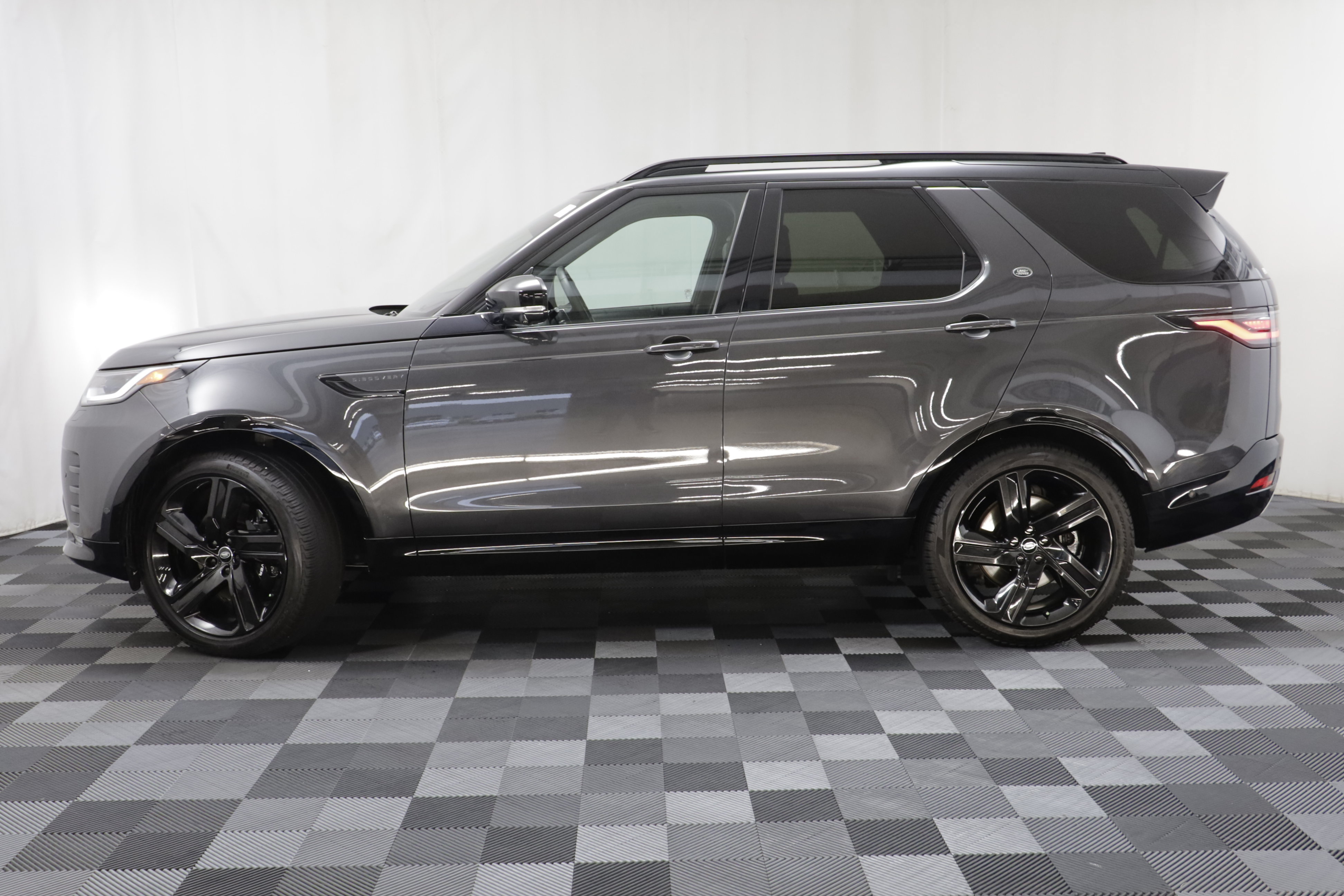 Used 2023 Land Rover Discovery Metropolitan Edition AWD/4WD image 4