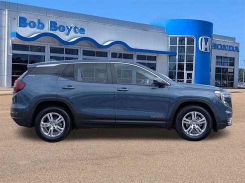 Used 2024 GMC Terrain SLE image 2