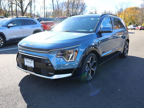Used 2024 Kia Niro SX Touring image 3